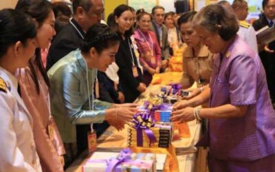 ถวายหนังสือบำบัดโรคภูมิแพ้ด้วย YOGA กับพระเทพฯ